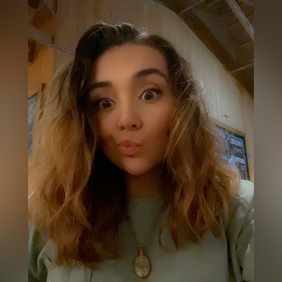 Meet your Posher, Adriana - Picture 2 of 3